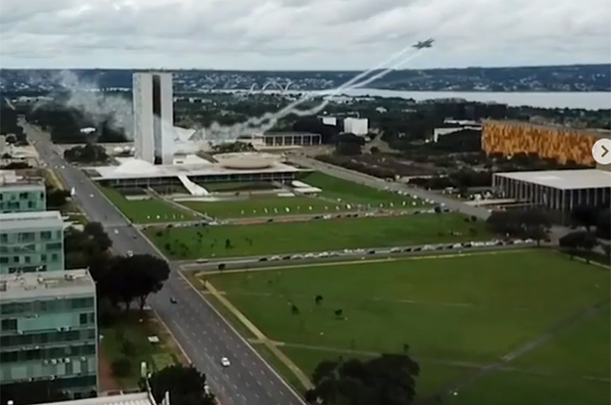 Vídeo que mostra avião passando entre torres do Congresso é montagem