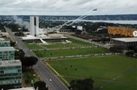 Vídeo que mostra avião passando entre torres do Congresso é montagem
