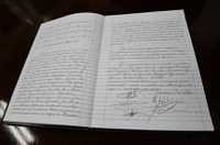Livro de posse assinado por Lula não era oficial? Isso é falso